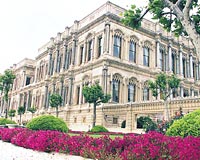 Anadolu Ajansnn nceki gn getii haberle gndeme gelen Boaziinin incilerinden tarihi raan Saray, otel ve saray ksm olmak zere 8 ve 38 dnmlk iki ayr parsel zerinde yer alyor.
