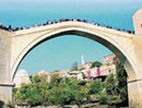Mostar Köprüsü çatladı