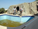 Tarihi mezarların üzerine yapılan 2 havuz yıkıldı