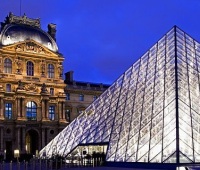 Louvre''un Kucağında Parlayan Piramit 20 Yaşında