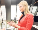 Barbie bebek gibi ama konuşmaya başlayınca...