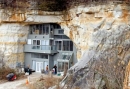 Mağaranın İçinde İnşa Edilen Muhteşem Bir Modern Ev