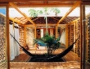 Annesinin hayalinden esinlendi, çatısı şemsiyeli püfür püfür "bambu ev" yaptı