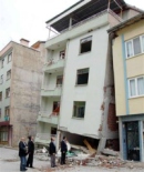 Depremin simge binası iki hafta sonra yıkıldı